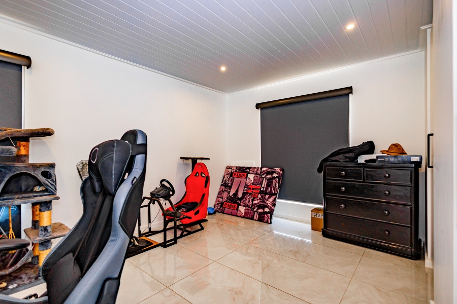 4 Bedroom Property for Sale in Oude Westhof Western Cape